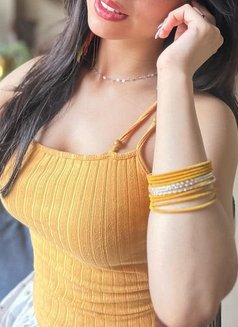 Richa - puta in Bangalore Photo 2 of 2