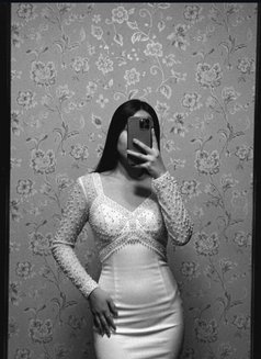 Richa - escort in New Delhi Photo 1 of 3