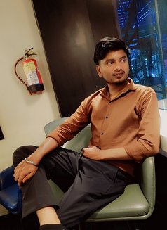 Ricky - masseur in New Delhi Photo 4 of 8