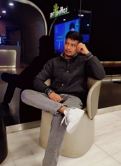 Ricky - masseur in New Delhi Photo 8 of 8