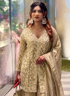 Ridhima - puta in Dubai Photo 2 of 6
