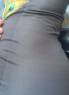 Rihanna - puta in Erbil Photo 2 of 2