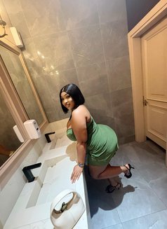 Rina - masseuse in Accra Photo 7 of 11