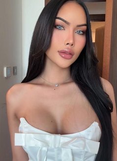 Rinrada - Transsexual escort in Riyadh Photo 2 of 6