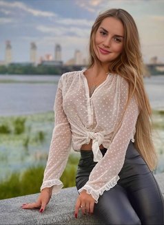 Rita - puta in Phuket Photo 6 of 9