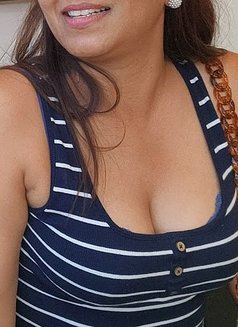 Ritika - puta in Mumbai Photo 2 of 2