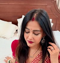 Ritika Sapokota - puta in Kathmandu