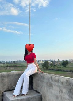 Riya - puta in Noida Photo 4 of 5