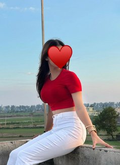 Riya - puta in Noida Photo 5 of 5