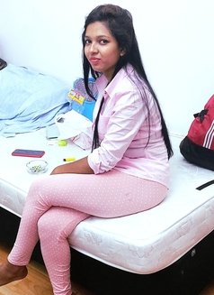 Riya - puta in Dubai Photo 12 of 22