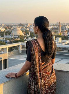 Riya - puta in Mumbai Photo 2 of 2