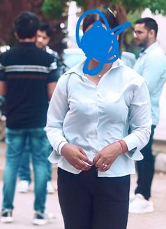 Riya - escort in Noida Photo 2 of 4