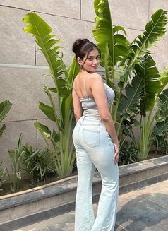 Riya - escort in Sharjah Photo 2 of 5