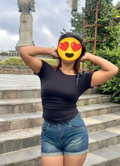 Riya Khatri hand cash meetup - puta in Kathmandu Photo 1 of 2