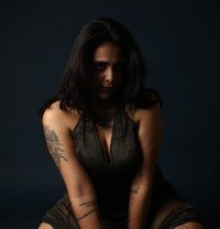 Riya Sharma - puta in Pune