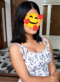 Riya Singh - Intérprete de adultos in Noida Photo 4 of 5