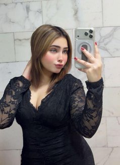 Riyaa - puta in Dubai Photo 2 of 7