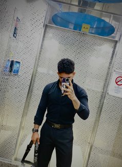 Rm92 - Male escort in Dubai Photo 2 of 3