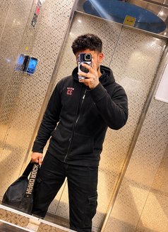 Rm92 - Male escort in Dubai Photo 3 of 3