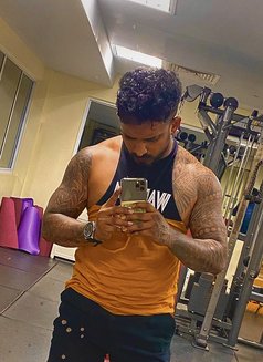 Rm92 - Acompañantes masculino in Dubai Photo 4 of 5