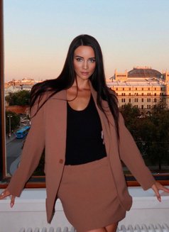 Roana - escort in Dubai Photo 3 of 7