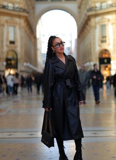 Roberta - escort in Dubai Photo 2 of 20