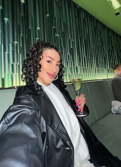 Roberta - escort in Dubai Photo 3 of 20