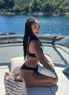 Roberta - escort in Dubai Photo 4 of 20