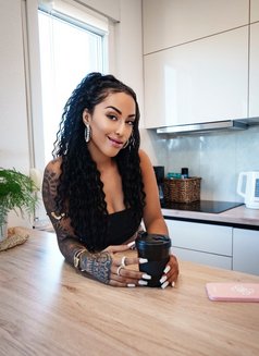 Roberta - escort in Dubai Photo 7 of 20