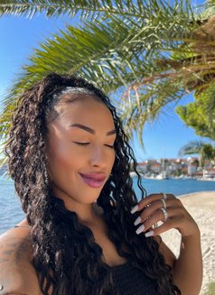 Roberta - escort in Dubai Photo 9 of 20