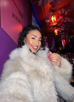 Roberta - escort in Dubai Photo 13 of 20