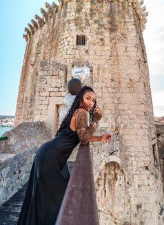 Roberta - escort in Dubai Photo 17 of 20