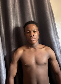 Roberto - Male escort in Riyadh Photo 2 of 2