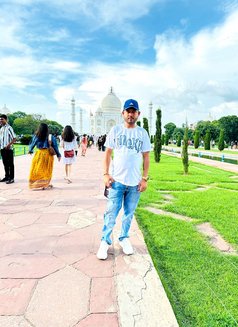 Robin - Male escort in New Delhi Photo 1 of 2