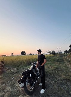 Robin - Male escort in Chandigarh Photo 3 of 4