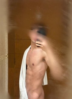 Roman Dxb - Male escort in Dubai Photo 7 of 9