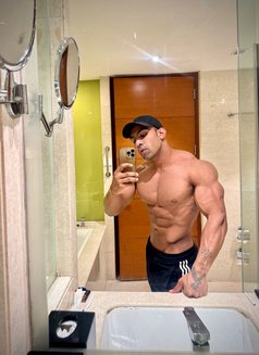 Roman Mallik - Acompañantes masculino in Bangalore Photo 1 of 10