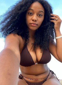 Rora Ben - puta in Muscat Photo 1 of 3