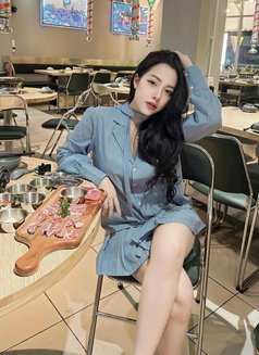 Ros'e - escort in Singapore Photo 11 of 12