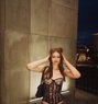 Rosalie - puta in Dubai Photo 1 of 8