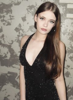 Rosalie - puta in Dubai Photo 3 of 8