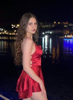 Rosalie - puta in Dubai Photo 3 of 5