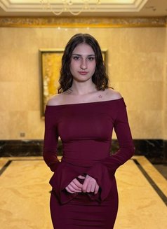 Rosalie - puta in Dubai Photo 4 of 5