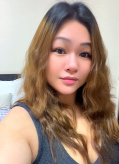 Mona - puta in Al Manama Photo 1 of 3