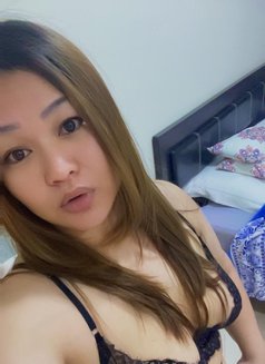 Mona - puta in Al Manama Photo 2 of 3