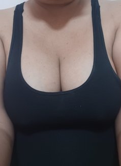 Rose - puta in Bangkok Photo 2 of 8