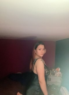 Rose - escort in Singapore Photo 4 of 8