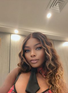 Rose - escort in Dubai Photo 2 of 7