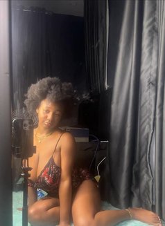 Rosemary - puta in Abu Dhabi Photo 1 of 4