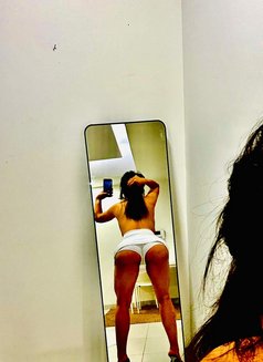 Roshan - puta in Muscat Photo 4 of 11